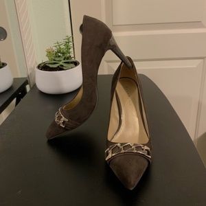 BANDOLINO BROWN SUEDE PUMPS with CHAIN DETAIL 8.5